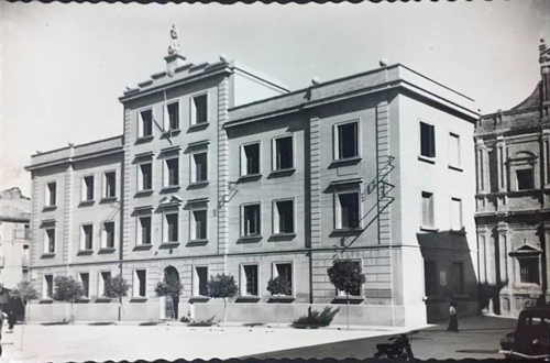 Postal de Tudela con la fachada del colegio de la Compañía de María.  FOTO: https://www.todocoleccion.net