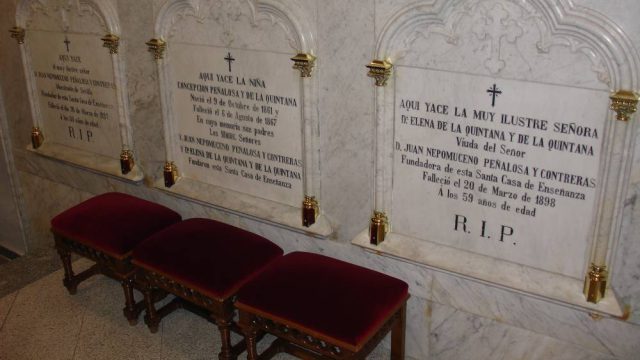 Sepulturas de D. Juan Nepomuceno Peñalosa, Dña Elena de la Quintana y de Concepción Peñalosa, donantes del Colegio