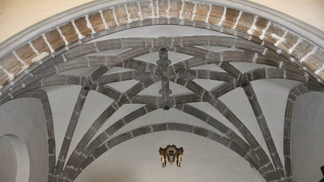 Detalle de la nervadura de entrada a la Iglesia
