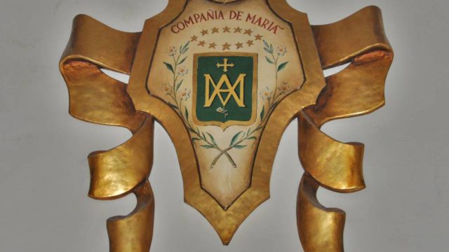 Escudo de la ONS situado en el interior de la Iglesia