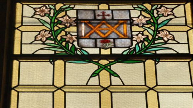 Vidriera con el escudo del Colegio, situada en el Coro Alto