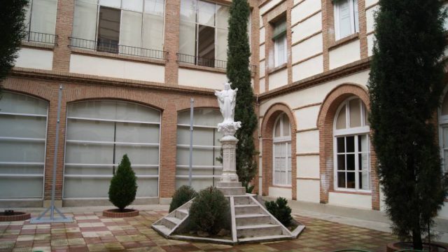 Detalle del patio del Corazón de Jesús