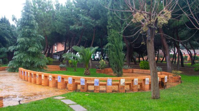 Jardín de la Inmaculada con los misterios del Rosario en paneles de cerámica