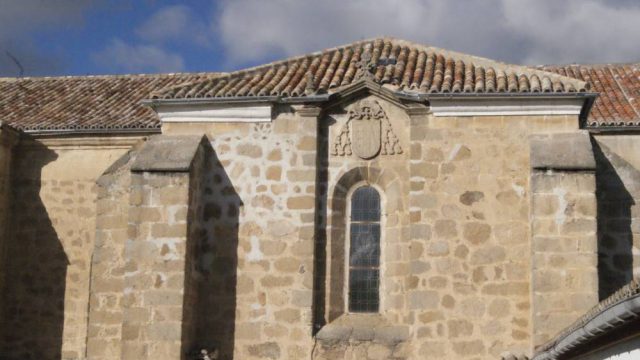 Vista exterior de la Iglesia con el escudo del Cardenal Loaysa