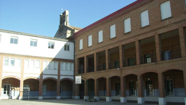 Vista de los porches del Colegio