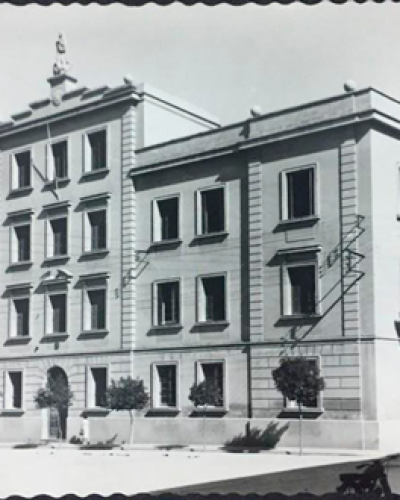 Postal de Tudela con la fachada del colegio de la Compañía de María.  FOTO: https://www.todocoleccion.net