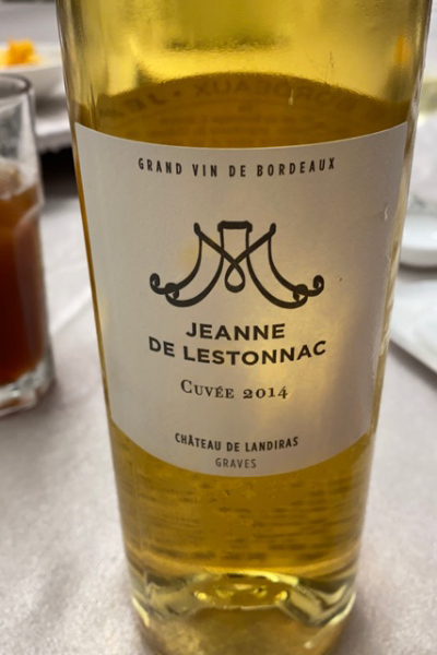 Vino blanco de las bodegas Château de Landiras, con el nombre de santa Juana. FOTO: https://www.vivino.com