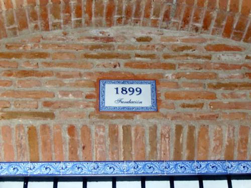 Detalle de la cerámica de los porches del Colegio