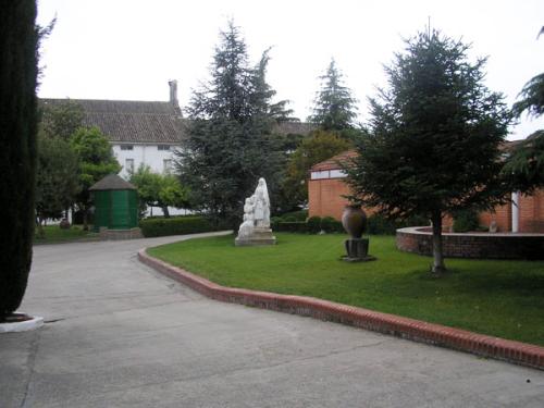 Entrada del Colegio. Monumento de santa Juana de Lestonnac