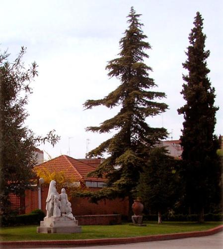 Entrada del Colegio. Monumento de santa Juana de Lestonnac