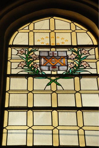 Vidriera situada en el coro alto, Escudo de la Orden